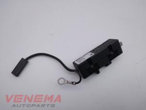 Used Antenna Amplifier Renault Captur (2R) 0.9 Energy TCE 12V Price € 9,99 Margin scheme offered by Venema Autoparts