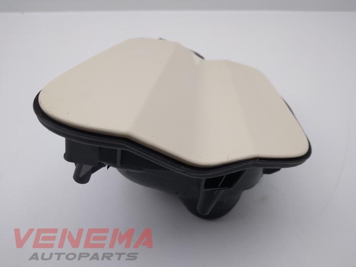 Tank cap cover from a Volkswagen Touran (5T1) 2.0 TDI 110 2018