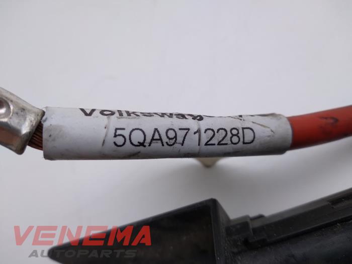 Battery pole from a Volkswagen Touran (5T1) 2.0 TDI 110 2018