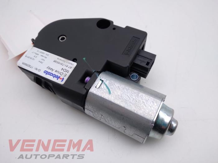 Sunroof motor from a BMW 1 serie (F20) 120d TwinPower Turbo 2.0 16V 2017