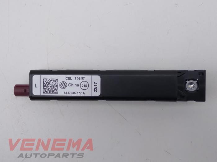 Antennförstärkare från en Volkswagen Touran (5T1) 2.0 TDI 110 2018