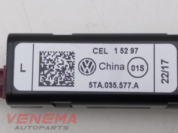 Antennförstärkare från en Volkswagen Touran (5T1) 2.0 TDI 110 2018