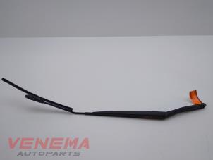 Used Front wiper arm Renault Clio IV (5R) 1.5 Energy dCi 90 FAP Price € 14,99 Margin scheme offered by Venema Autoparts