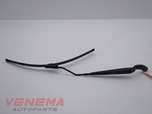 Used Front wiper arm Renault Clio IV (5R) 1.5 Energy dCi 90 FAP Price € 14,99 Margin scheme offered by Venema Autoparts