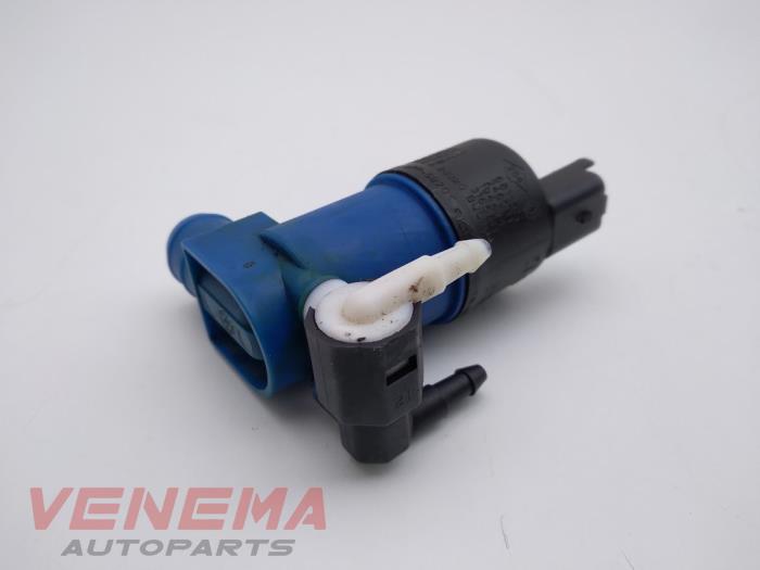 Windscreen washer pump from a Renault Clio IV (5R) 1.5 Energy dCi 90 FAP 2014