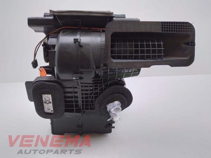 Heater housing from a Renault Clio IV (5R) 1.5 Energy dCi 90 FAP 2014