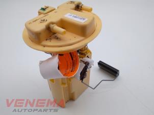 Używane Elektryczna pompa paliwa Renault Clio IV (5R) 1.5 Energy dCi 90 FAP Cena € 49,99 Procedura marży oferowane przez Venema Autoparts