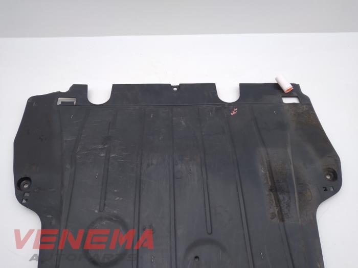 Engine protection panel from a Renault Clio IV (5R) 1.5 Energy dCi 90 FAP 2014