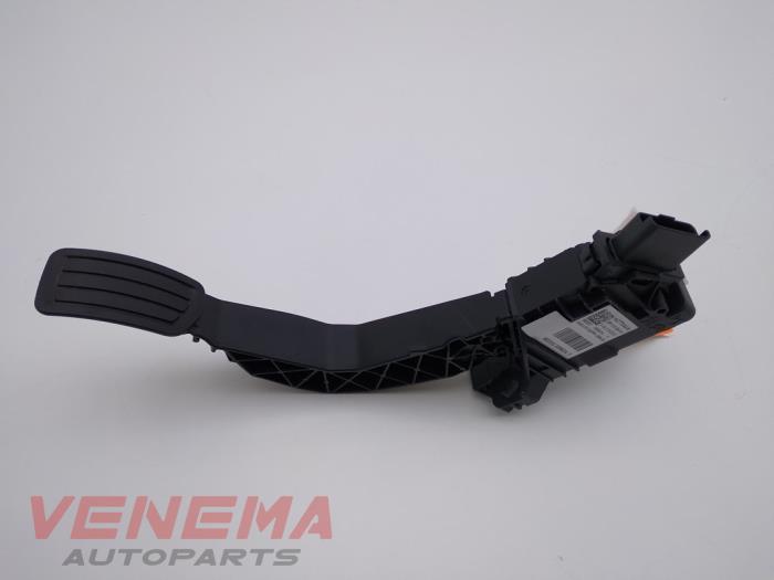 Accelerator pedal from a Opel Corsa F (UB/UH/UP) 1.2 12V 100 2021