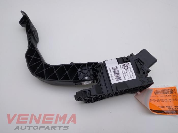 Accelerator pedal from a Opel Corsa F (UB/UH/UP) 1.2 12V 100 2021
