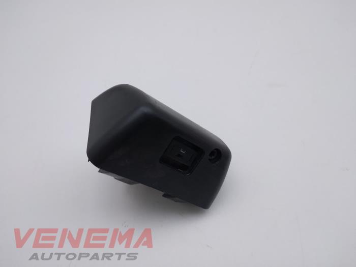 Front windscreen washer jet from a Opel Corsa F (UB/UH/UP) 1.2 12V 100 2021