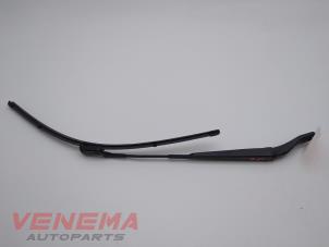 Used Front wiper arm Opel Corsa F (UB/UH/UP) 1.2 12V 100 Price € 14,99 Margin scheme offered by Venema Autoparts
