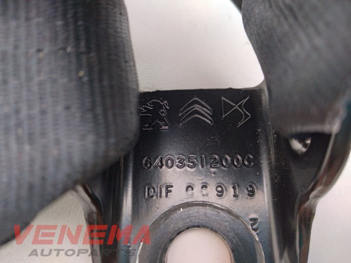 Insertion ceinture de sécurité arrière centre d'un Opel Corsa F (UB/UH/UP) 1.2 12V 100 2021