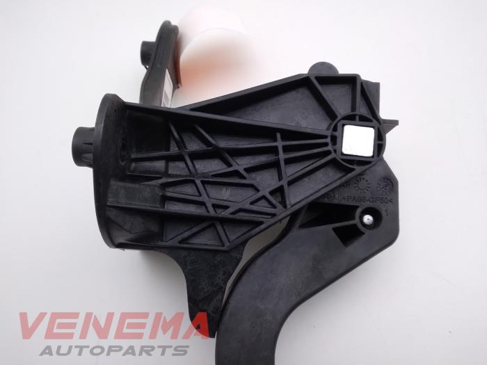 Clutch pedal from a Opel Corsa F (UB/UH/UP) 1.2 12V 100 2021