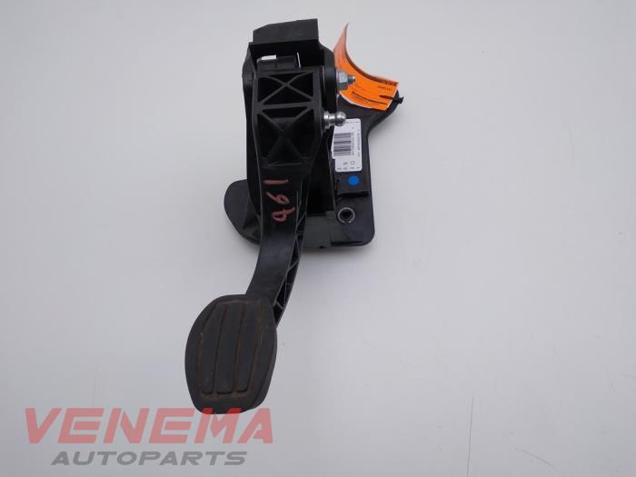 Clutch pedal from a Opel Corsa F (UB/UH/UP) 1.2 12V 100 2021