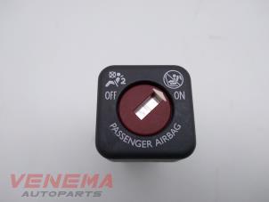Usados Interruptor de airbag Peugeot 108 1.2 VTi 12V Precio € 14,99 Norma de margen ofrecido por Venema Autoparts