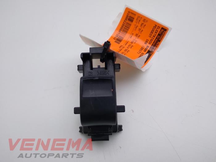 Usados Interruptor de ventanilla eléctrica Peugeot 108 1.2 VTi 12V Precio € 9,99 Norma de margen ofrecido por Venema Autoparts