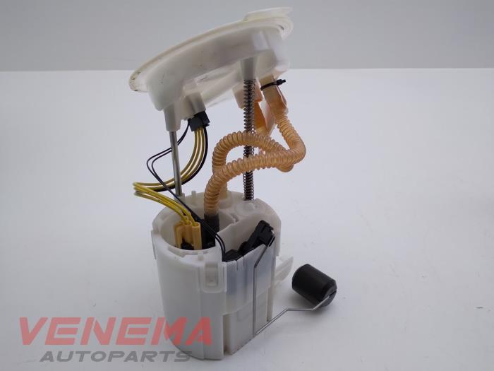 Electric fuel pump from a BMW 3 serie (F30) 320d xDrive 2.0 16V 2017