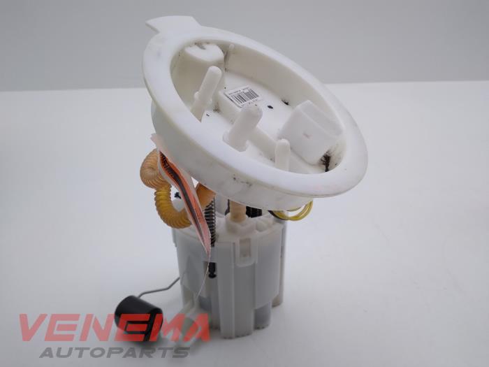 Electric fuel pump from a BMW 3 serie (F30) 320d xDrive 2.0 16V 2017