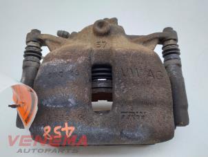 Usados Pinza de freno derecha delante Volkswagen Golf Sportsvan (AUVS) 1.4 TSI 16V Precio € 9,99 Norma de margen ofrecido por Venema Autoparts