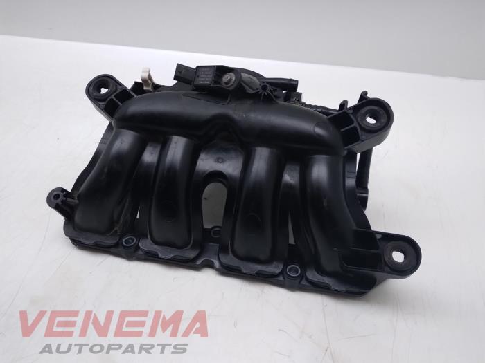 Intake manifold from a BMW 1 serie (F21) 114i 1.6 16V 2014