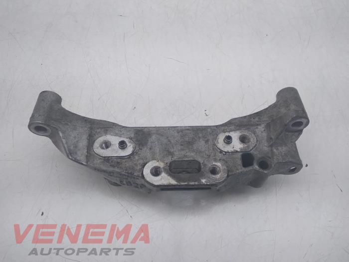 Engine mount from a Peugeot 308 (L3/L8/LB/LH/LP) 1.2 12V e-THP PureTech 130 2019