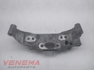 Engine mount from a Peugeot 308 (L3/L8/LB/LH/LP) 1.2 12V e-THP PureTech 130 2019