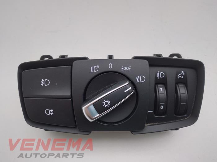 Light switch from a BMW 3 serie Touring (F31) 320i 2.0 16V 2015