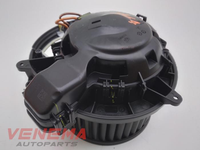 Heating and ventilation fan motor from a BMW 3 serie Touring (F31) 320i 2.0 16V 2015