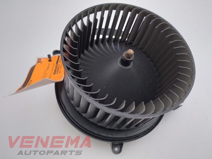 Heating and ventilation fan motor from a BMW 3 serie Touring (F31) 320i 2.0 16V 2015
