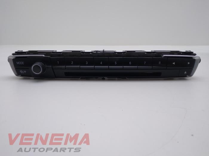 Radio control panel from a BMW 3 serie Touring (F31) 320i 2.0 16V 2015
