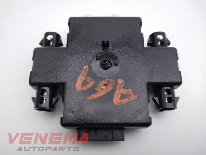 Antenna Amplifier from a BMW 3 serie Touring (F31) 320i 2.0 16V 2015