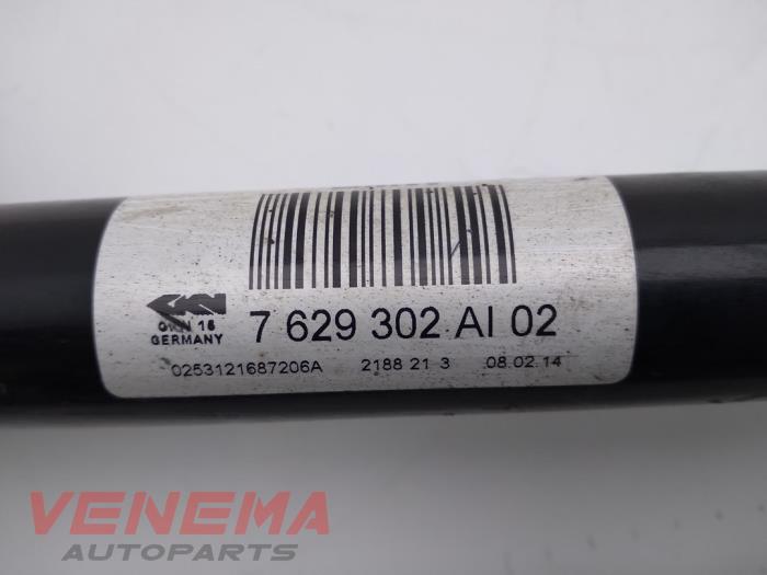 Drive shaft, rear right from a BMW 3 serie Touring (F31) 320i 2.0 16V 2015