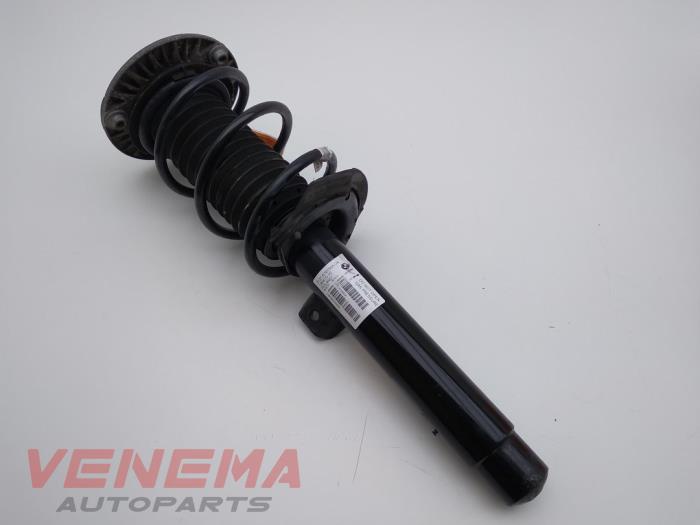 Front shock absorber rod, left from a BMW 3 serie Touring (F31) 320i 2.0 16V 2015