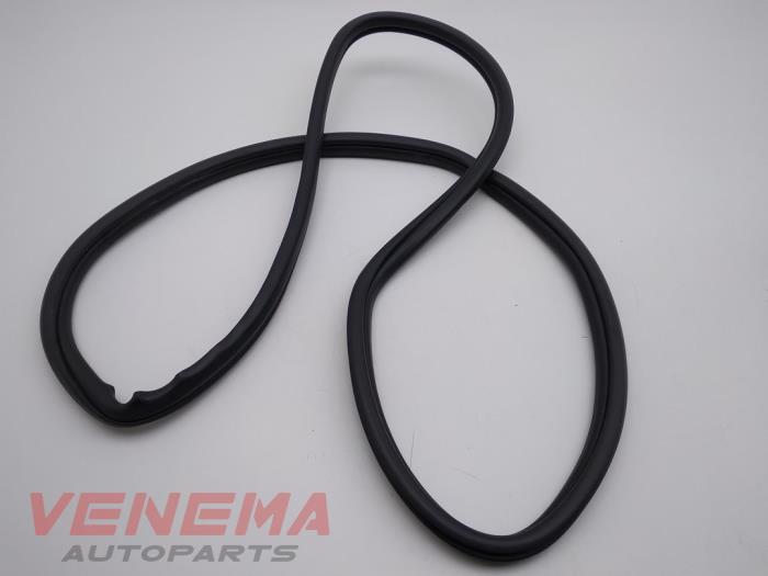 Rear door seal 4-door, right from a BMW 3 serie Touring (F31) 320i 2.0 16V 2015
