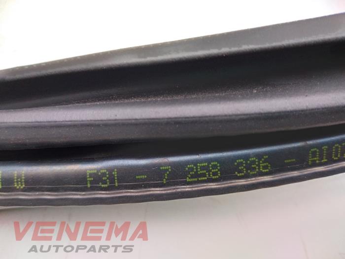 Rear door seal 4-door, right from a BMW 3 serie Touring (F31) 320i 2.0 16V 2015