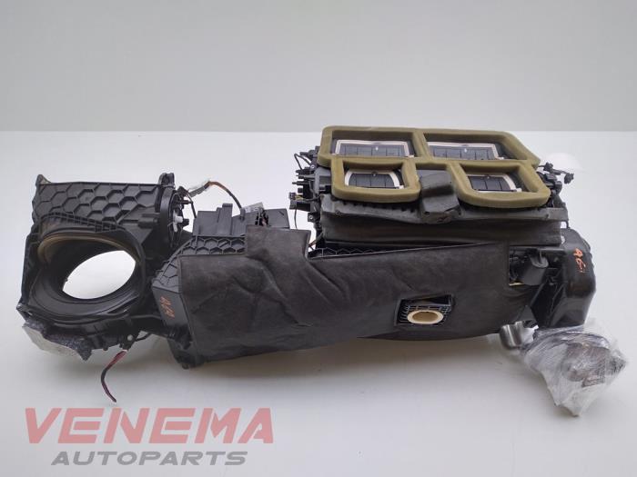 Heater housing from a BMW 3 serie Touring (F31) 320i 2.0 16V 2015