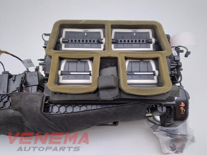 Heater housing from a BMW 3 serie Touring (F31) 320i 2.0 16V 2015
