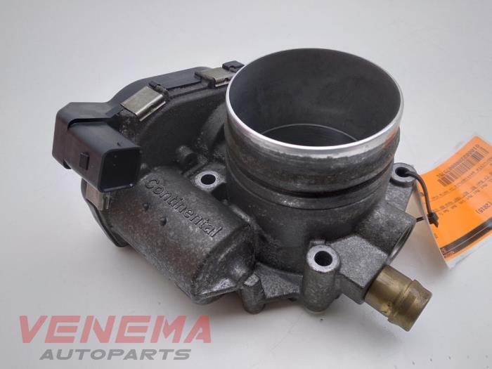 Throttle body from a BMW 3 serie Touring (F31) 320i 2.0 16V 2015