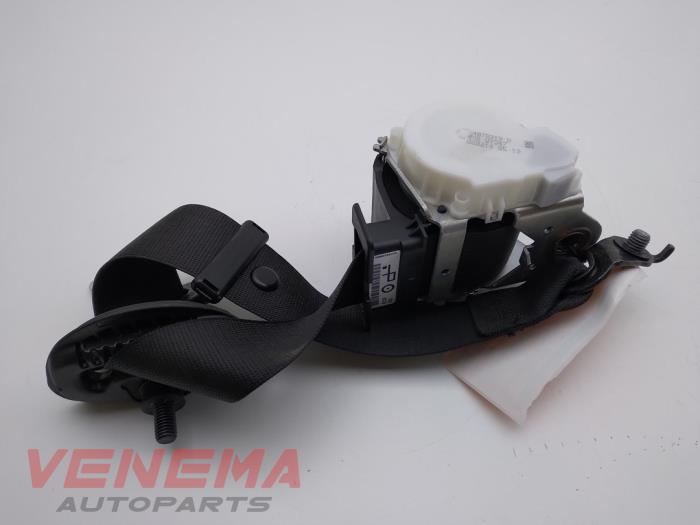 Front seatbelt, right from a BMW 3 serie Touring (F31) 320i 2.0 16V 2015