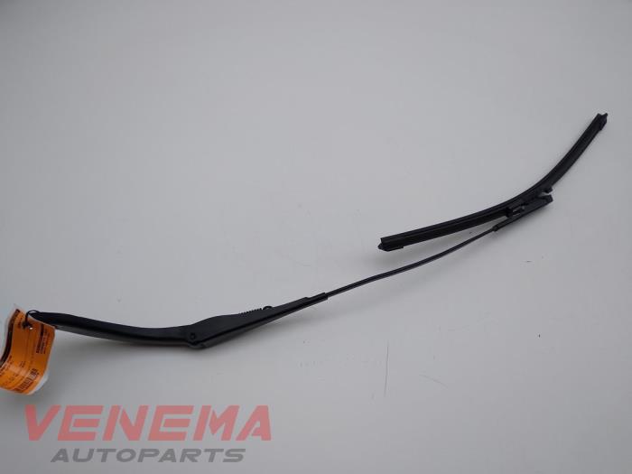 Front wiper arm from a BMW 3 serie Touring (F31) 320i 2.0 16V 2015