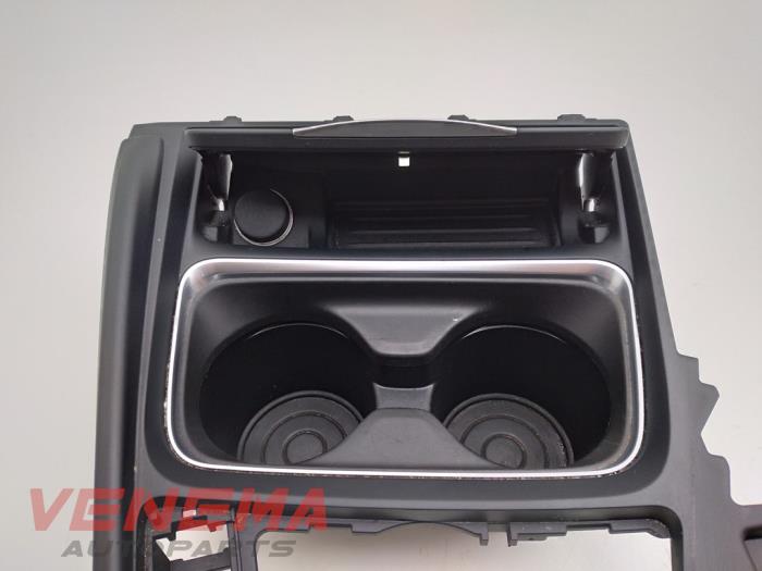 Cup holder from a BMW 3 serie Touring (F31) 320i 2.0 16V 2015