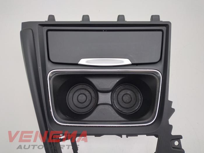 Cup holder from a BMW 3 serie Touring (F31) 320i 2.0 16V 2015