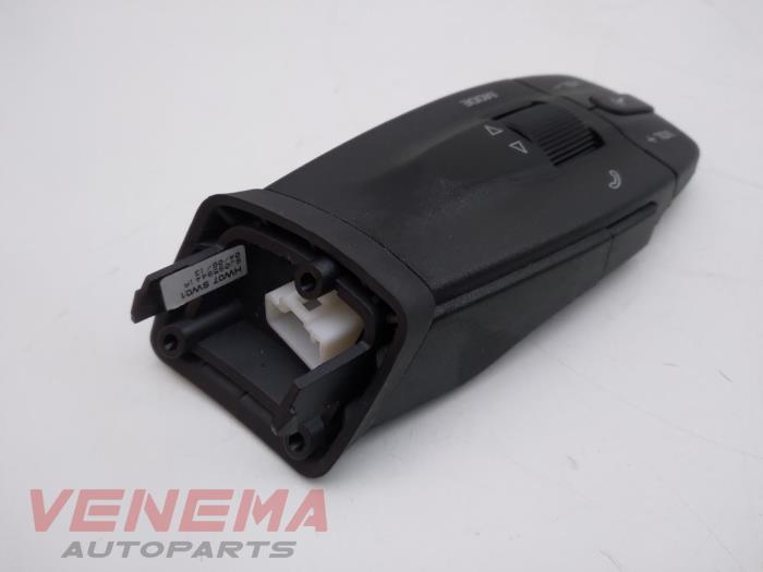 Steering wheel mounted radio control from a Seat Ibiza IV SC (6J1) 1.4 16V 2014