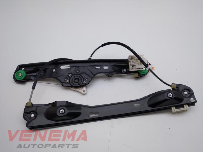 Window mechanism 4-door, front right from a BMW X1 (E84) xDrive 18d 2.0 16V 2011