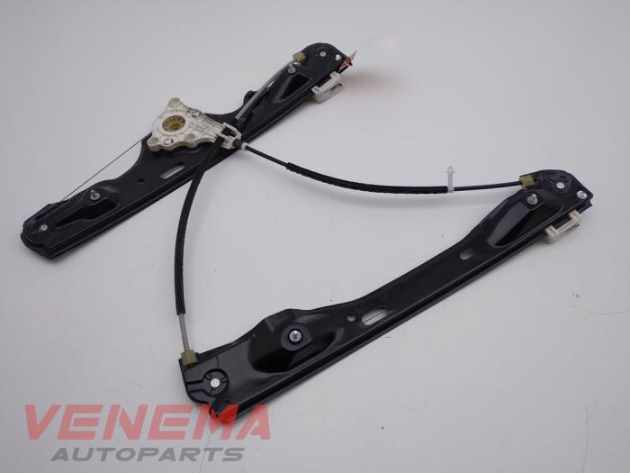 Window mechanism 4-door, front right from a BMW X1 (E84) xDrive 18d 2.0 16V 2011