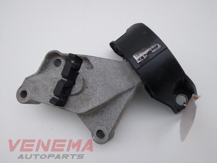 Used Engine mount Dacia Sandero II 0.9 TCE 12V Price € 29,99 Margin scheme offered by Venema Autoparts