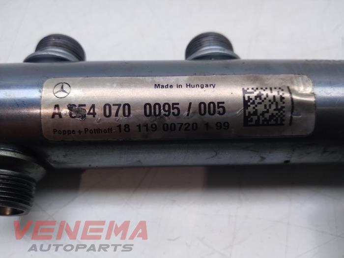 Fuel injector nozzle from a Mercedes-Benz E Estate (S213) E-200d 2.0 Turbo 16V 2019