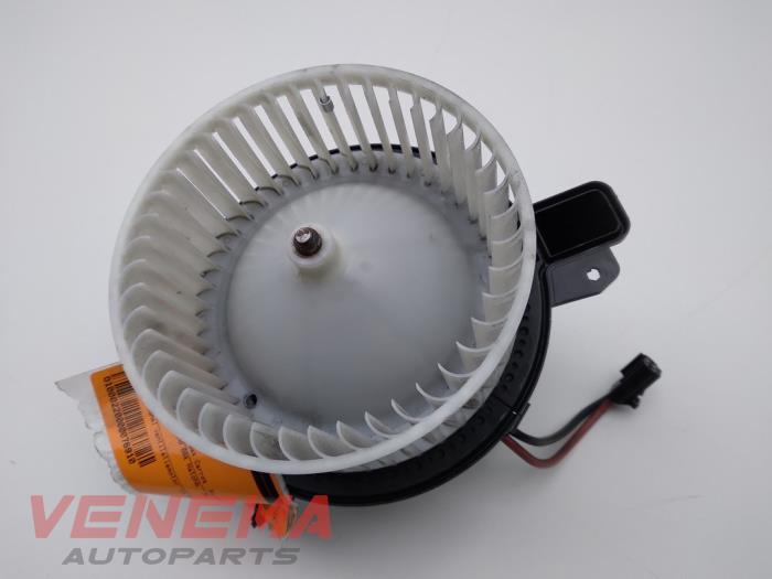 Heating and ventilation fan motor from a Seat Ibiza V (KJB) 1.0 TGI 12V 2019