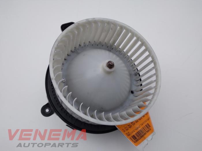 Heating and ventilation fan motor from a Seat Ibiza V (KJB) 1.0 TGI 12V 2019